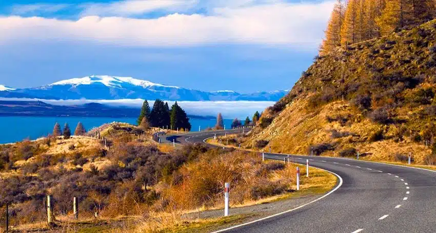 Mountain road around Lake Pukakai - Driving in New Zealand